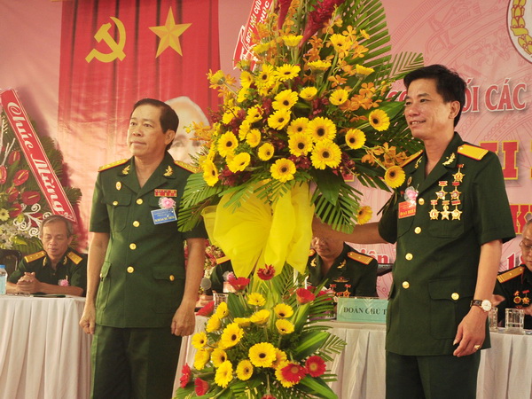 Đại tá Dương Hòa Hiệp, Chủ tịch Hội CCB tỉnh tặng hoa chúc mừng đại hội