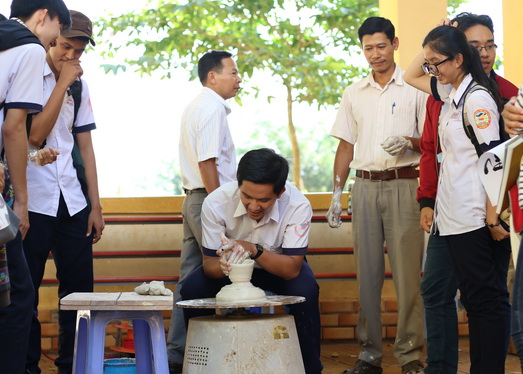 Học sinh lớp 12 Trường THPT Định Quán tham gia chương trình hướng nghiệp do Trường cao đẳng mỹ thuật trang trí Đồng Nai tổ chức.