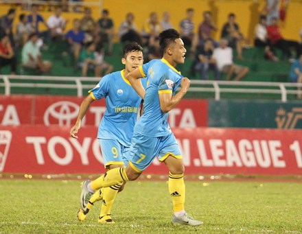 S.Khánh Hòa (phải) là đội duy nhất chưa nếm mùi thất bại trên sân khách.