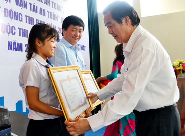 Em Đỗ Thị Huyền Trang, học sinh trường THPT Đoàn Kết, huyện Tân Phú đạt giải nhất toàn quốc cuộc thi An toàn giao thông “cho nụ cười ngày mai”năm 2016 nhận Bằng khen  của tỉnh.