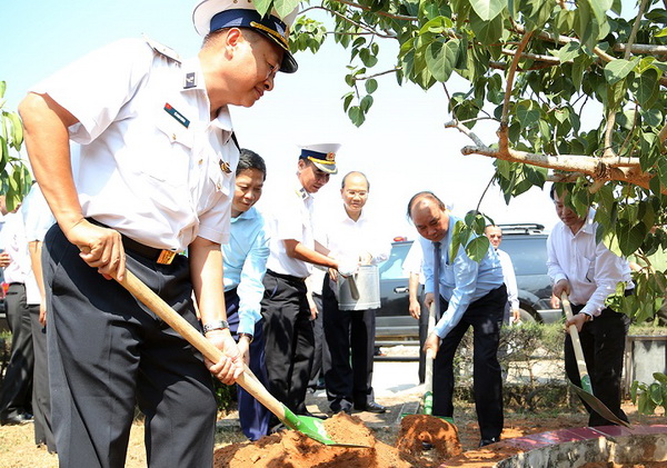 Thủ tướng trồng cây lưu niệm tại đơn vị