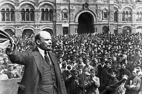 V.I.Lênin đọc diễn văn tại Quảng trường Đỏ ở Mátxcơva trước các đơn vị tham gia khóa huấn luyện quân sự toàn dân, ngày 25-5-1919.