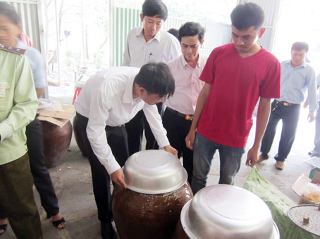 Cán bộ đoàn kiểm tra trực tiếp kiểm tra nơi sản xuất rượu tại xã Hiếu Liêm, huyện Vĩnh Cửu. Ảnh: D.Phong