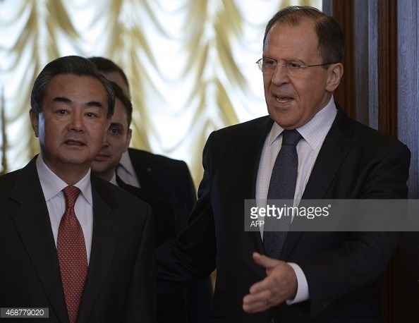 Ngoại trưởng Trung Quốc Vương Nghị (trái) và người đồng cấp Nga Sergei Lavrov. (Nguồn:AFP/Getty Images) 