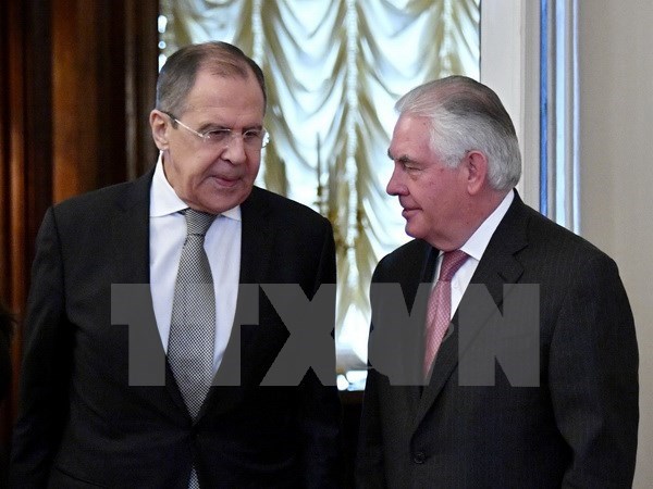 Ngoại trưởng Mỹ Rex Tillerson (phải) và người đồng cấp Nga Sergei Lavrov. (Nguồn: AFP/TTXVN)