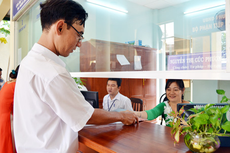 Công chức tiếp nhận hồ sơ và giải quyết công việc cho dân ở trụ sở UBND phường Quyết Thắng, TP.Biên Hòa.