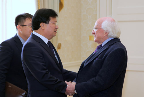 Phó Thủ tướng Trịnh Đình Dũng và Tổng thống Ireland Michael D. Higgins. Ảnh: VGP/Xuân Tuyến