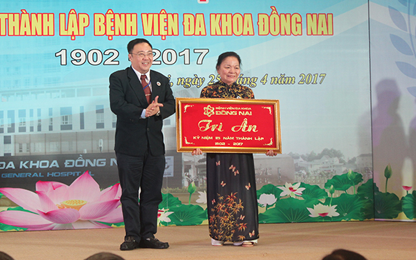 TS-BS Phan Huy Anh Vũ, Phó giám đốc Sở Y tế, kiêm Giám đốc Bệnh viện đa khoa Đồng Nai tặng kỷ niệm chương cho bác sĩ Dương Thị Mùi, nguyên Giám đốc Bệnh viện đa khoa Đồng Nai.