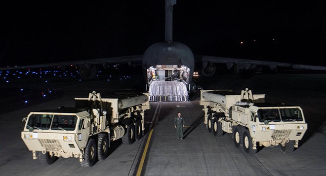 Các thiết bị của hệ thống tên lửa THAAD được vận chuyển tại căn cứ không quân Osan, Pyeongtaek, Hàn Quốc. (Nguồn: Reuters)