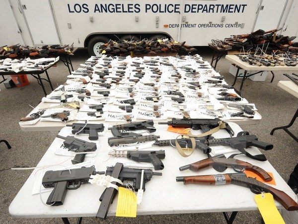 Trưng bày hơn 1.600 khẩu súng các loại được giao nộp tự nguyện trong năm giờ tại trụ sở cảnh sát ở Los Angeles trong chương trình đổi súng đạn lấy phiếu mua hàng. (Nguồn: AFP/TTXVN)