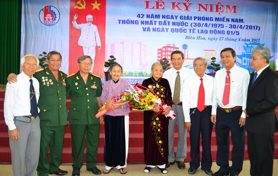 Gặp gỡ các mẹ Việt Nam anh hùng, anh hùng lực lượng vũ trang nhân dân, cán bộ lão thành và lãnh đạo TP.Biên Hòa tại buổi lễ