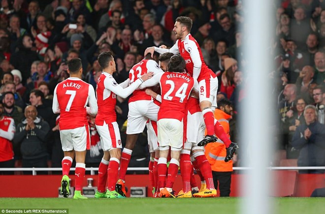 Niềm vui của các cầu thủ Arsenal sau khi có được bàn thắng may mắn. (Nguồn: Daily Mail)