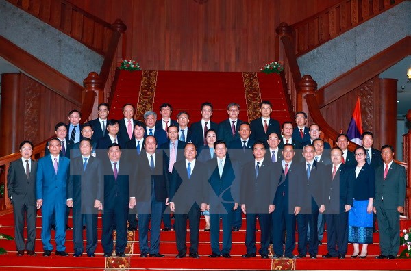 Thủ tướng Nguyễn Xuân Phúc và Thủ tướng Lào Thongloun Sisoulith với các đại biểu. (Ảnh: Thống Nhất/TTXVN)
