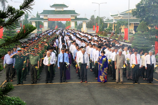 Các đại biểu dành phút mặc niệm tưởng nhớ các liệt sĩ đã hi sinh vì nên độc lập tự do của Tổ quốc.