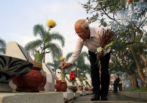 Đồng chí Lê Hoàng Quân, nguyên Bí thư Tỉnh ủy Đồng Nai, Chủ tịch UBND TP.Hồ Chí Minh dự lễ viếng và thắp hương trên các phần mộ liệt sĩ.