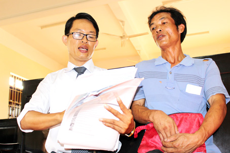 Ông Vũ Văn Miền (phải) được luật sư Lê Tấn Tý đồng hành trong suốt quá trình đấu tranh đòi quyền lợi hợp pháp cho mình.