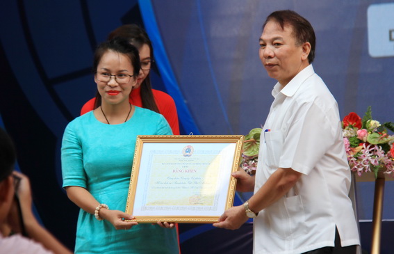 Ông Mai Đức Chính, Phó chủ tịch Tổng Liên đoàn Lao động Việt Nam tặng bằng khen cho đơn vị đồng hành chăm sóc đời sống công nhân lao động Đồng Nai