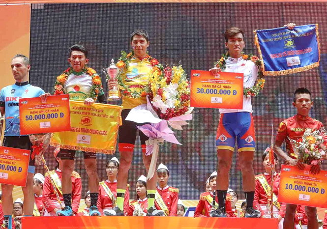 Ariya Phounsavath (giữa) đoạt áo vàng chung cuộc. Ảnh: PHẠM HUY
