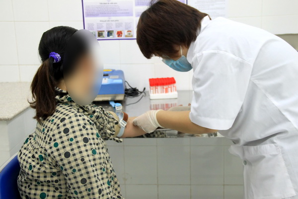 Lấy máu xét nghiệm cho người nghi nhiễm HIV