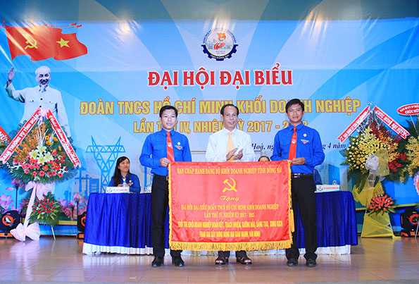 Đồng chí Trương Văn Vở, Bí thư Đảng ủy khối doanh nghiệp tỉnh tặng bức trướng cho đại diện Đoàn khối Doanh nghiệp