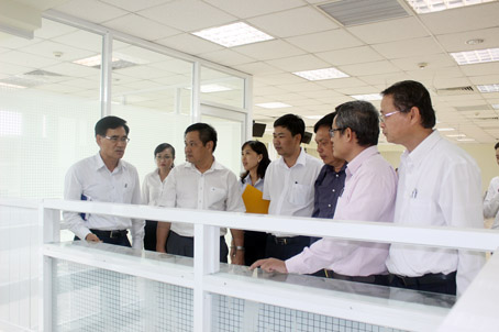 Phó chủ tịch UBND tỉnh Trần Văn Vĩnh (bìa trái) kiểm tra tiến độ thực hiện Trung tâm hành chính công tỉnh Đồng Nai.