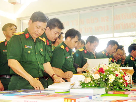 Cán bộ, chiến sĩ Trường đại học Nguyễn Huệ tìm hiểu tư liệu tại triển lãm bản đồ, trưng bày tư liệu “Hoàng Sa , Trường Sa của Việt Nam - Những bằng chứng lịch sử và pháp lý”.