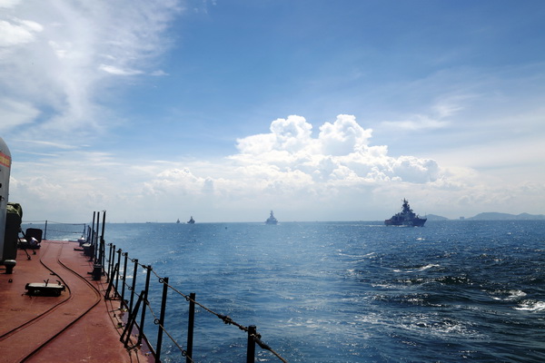 Biên đội tàu hành quân trên biển, ảnh Quang Tiến