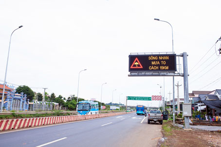 Bảng điện tử ghi thông tin về thời tiết trên đường cao tốc TP.Hồ Chí Minh - Long Thành - Dầu Giây được đặt tại vị trí đấu nối với quốc lộ 1, đoạn qua huyện Thống Nhất. Ảnh: T.HẢI