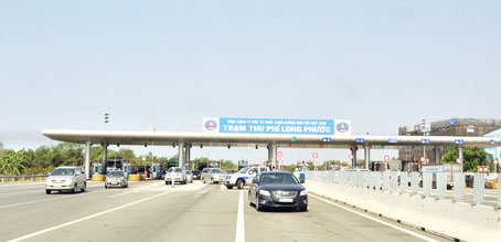 Phương tiện lưu thông trên đường cao tốc tại Trạm thu phí Long Phước.