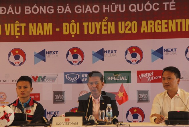 Huấn luyện viên Hoàng Anh Tuấn và đội trưởng U20 Việt Nam Nguyễn Quang Hải tại buổi họp báo. (Ảnh: Xuân Dự/TTXVN)