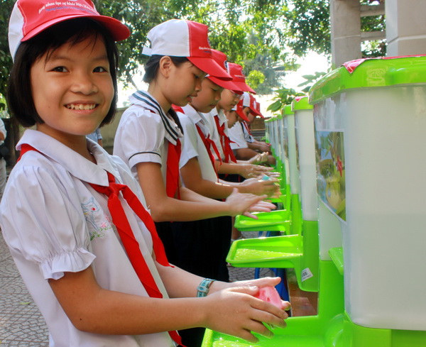 Học sinh Trường tiểu học Lê Văn Tám rửa tay bằng xà phòng, phòng chống bệnh truyền nhiễm.