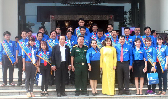 Đoàn đại biểu Đồng Nai tham dự thanh niên tiên tiến làm theo lời Bác cụm miền Đông Nam bộ chụp hình lưu niệm với lãnh đạo tỉnh và Tỉnh đoàn