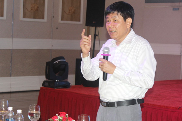 Ông Lê Văn Tăng, nguyên Cục trưởng Cục Quản lý đấu thầu, Bộ Kế hoạch – đầu tư trình bày các vấn đề liên quan đến PPP tại hội nghị.