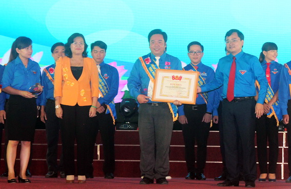 Phó chủ tịch UBND tỉnh Nguyễn Hòa Hiệp (áo vàng) và Bí thư Trung ương Đoàn Nguyễn Anh Tuấn (bìa phải) tặng biểu trưng và bằng khen của Trung ương Đoàn cho đại biểu thanh niên tiên tiến