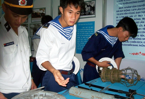 Các chiến sĩ trẻ xem trưng bày hiện vật thời chiến tranh trong trận đầu đánh thắng của Hải quân Việt Nam.