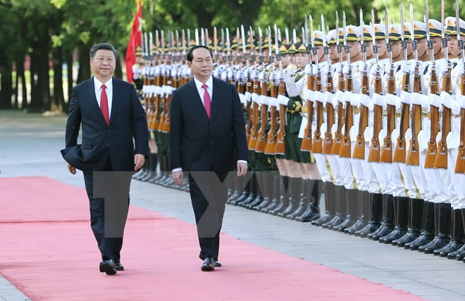 Tổng Bí thư, Chủ tịch Trung Quốc Tập Cận Bình và Chủ tịch nước Trần Đại Quang duyệt Đội quân danh dự. (Ảnh: Nhan Sáng/TTXVN)