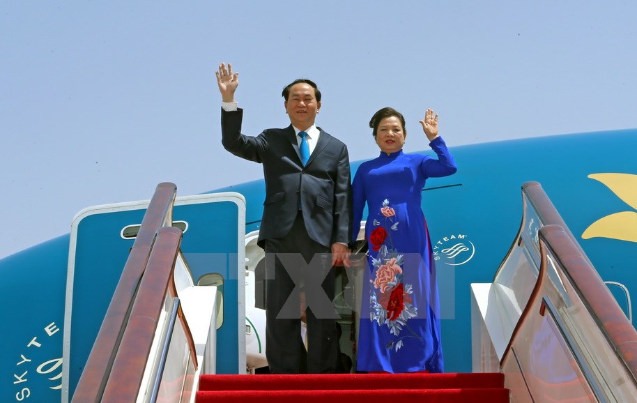 Chủ tịch nước Trần Đại Quang và Phu nhân Nguyễn Thị Hiền đến Sân bay Quốc tế Bắc Kinh. (Ảnh: Nhan Sáng/TTXVN)