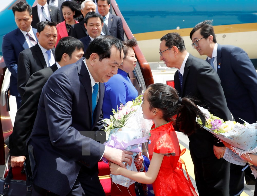 Thiếu nhi Thủ đô Bắc Kinh chào đón Chủ tịch nước Trần Đại Quang và Phu nhân tại Sân bay Quốc tế Bắc Kinh. (Ảnh: Nhan Sáng/TTXVN)