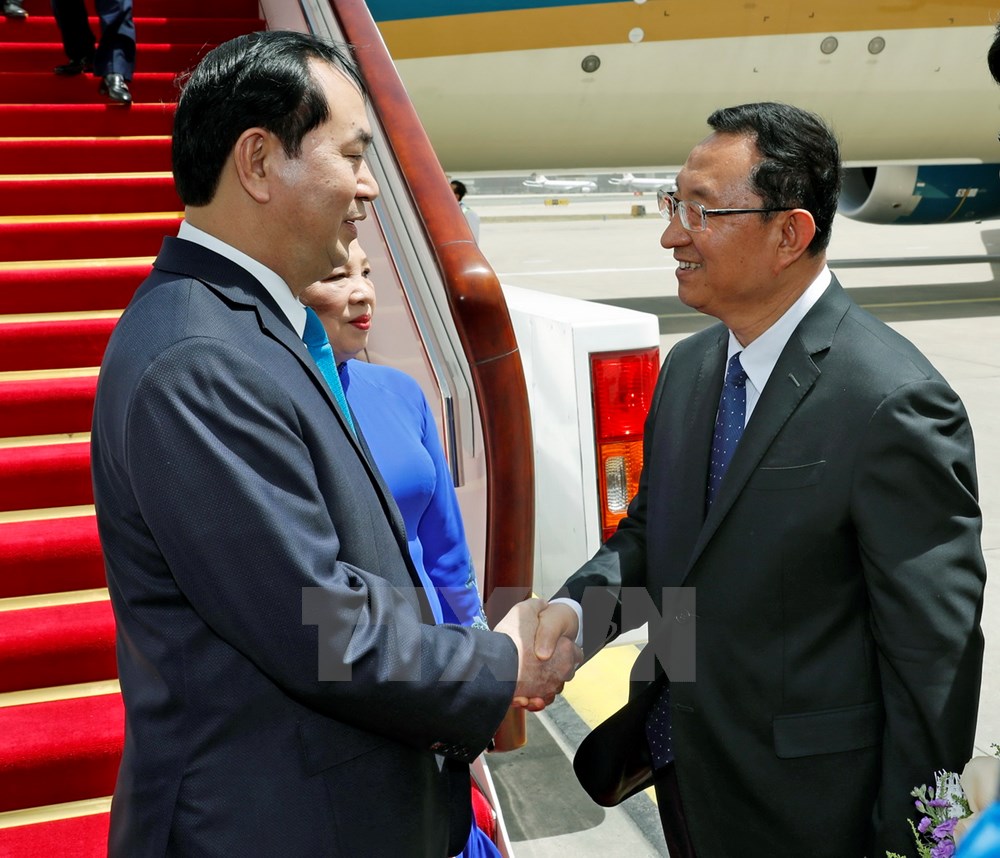 Bộ trưởng bộ Văn hoá Trung Quốc Lác Thụ Cương đón Chủ tịch nước Trần Đại Quang và Phu nhân Nguyễn Thị Hiền tại sân bay Quốc tế Bắc Kinh. (Ảnh: Nhan Sáng/TTXVN)