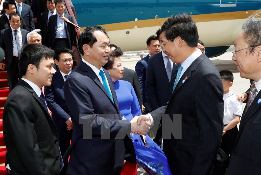 Các quan chức cấp cao của Trung Quốc đón Chủ tịch nước Trần Đại Quang và Phu nhân Nguyễn Thị Hiền tại Sân bay Quốc tế Bắc Kinh. (Ảnh: Nhan Sáng/TTXVN)