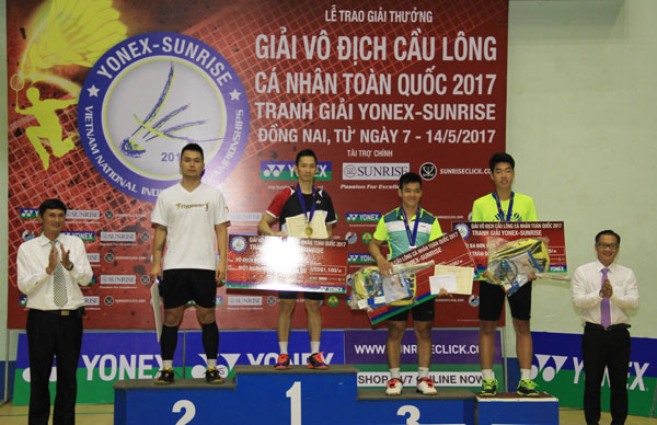 Tay vợt Hồ Nguyễn Vinh Quang (Đồng Nai, thứ hai từ phải qua) trên bục nhận huy chương đồng.