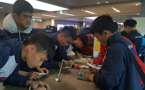 Cầu thủ U20 Việt Nam làm thủ tục nhập cảnh vào sân bay Incheon, Hàn Quốc. Ảnh: Internet.