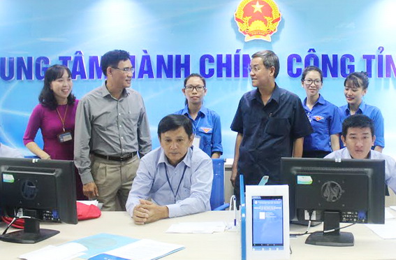 Chủ tịch UBND tỉnh Đinh Quốc Thái tham quan Trung tâm hành chính công