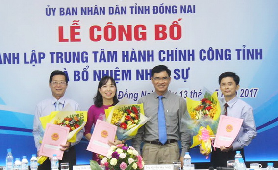 Phó chủ tịch UBND tỉnh Trần Văn Vĩnh trao quyết định bổ nhiệm nhân sự Trung tâm hành chính công tỉnh Đồng Nai