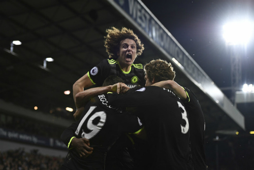 Niềm vui của các cầu thủ Chelsea sau khi có bàn thắng cần thiết để lên ngôi vô địch. Ảnh: Reuters.