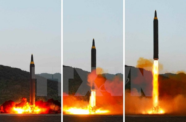 Triều Tiên phóng thử tên lửa đạn đạo đất đối đất kiểu mới Hwasong-12 ngày 14/5. (Nguồn: YONHAP/TTXVN)