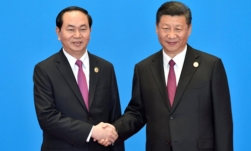 Chủ tịch nước Trần Đại Quang (bên trái) bắt tay Chủ tịch Trung Quốc Tập Cận Bình ngày 15-5 - Nguồn Reuters