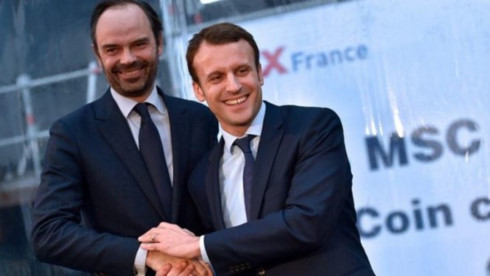 Ông Macron và ông Philippe bắt chặt tay nhau trong một sự kiện - Ảnh: AFP