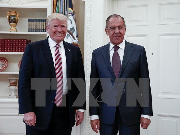 Tổng thống Mỹ Donald Trump (trái) tiếp Ngoại trưởng Nga Sergei Lavrov (phải) tại Washington, DC ngày 10/5 vừa qua. (Ảnh: EPA/TTXVN)