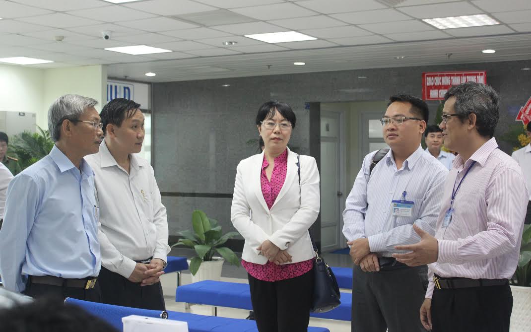 Ông Bùi Xuân Thống, Phó trưởng đoàn chuyên trách Đoàn đại biểu Quốc hội tỉnh (thứ 2 từ trái qua) nghe Phó giám đốc Sở Nội vụ Tạ Quang Trường báo cáo về Trung tâm hành chính công.